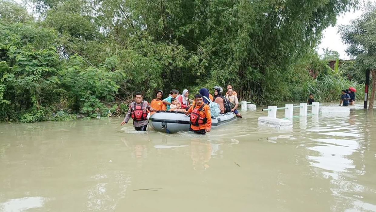 EVAKUASI: Anggota Polres Grobogan bersama BPBD Grobogan melakukan evakuasi warga terjebak banjir di Batengmati, Desa Karangranyar, Kecamatan Purwodadi.