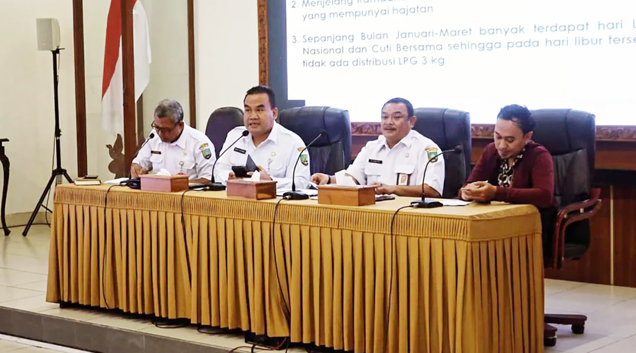 GETAK CEPAT: Bupati Blora Arief Rohman menggelar rapat penanganan kelangkaan gas elpiji di Blora.