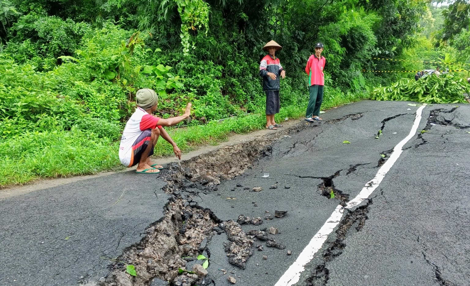 AMBLES: Jalan utama Desa Kajar menuju Lasem ambles setelah diguyur hujan selama sepekan ini. (PEMDES KAJAR UNTUK RADAR KUDUS)