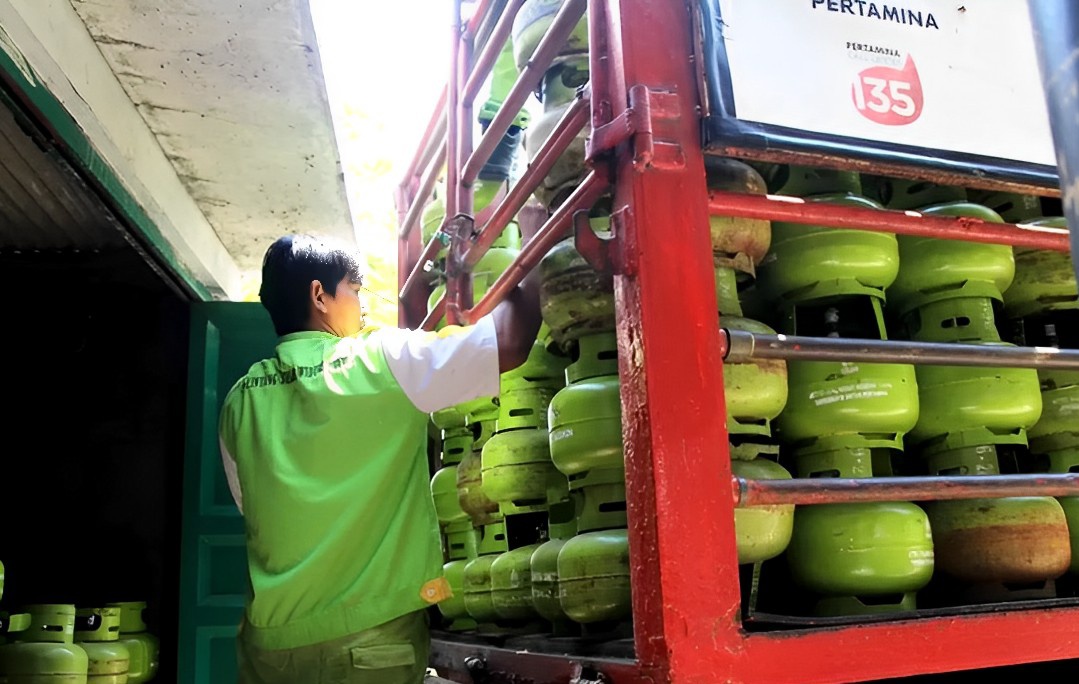 TATA TABUNG: Petugas menata tabung gas sebelum didistribusikan ke pangkalan. (DOK. RADAR KUDUS)