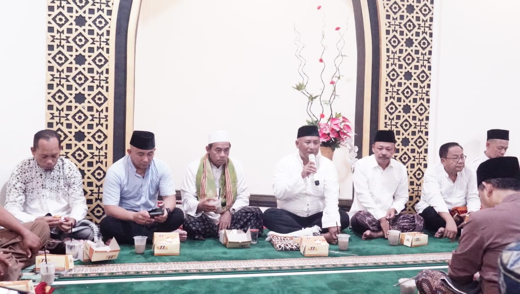 INDHNYA RAMADAN: Pj Bupati Pati Henggar Budi Anggoro menyampaikan ceramah saat tarawih bersama di masjid Kemenag Pati Rabu (20/3).