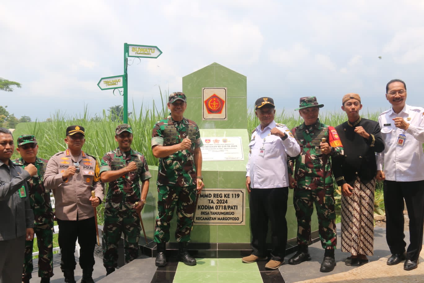 TMMD DITUTUP: Pangdam Diponegoro Mayjen TNI Deddy Suryadi bersama Forkompinda Pati di Desa Tanjungrejo, Margoyoso, Pati , Rabu (20/3).