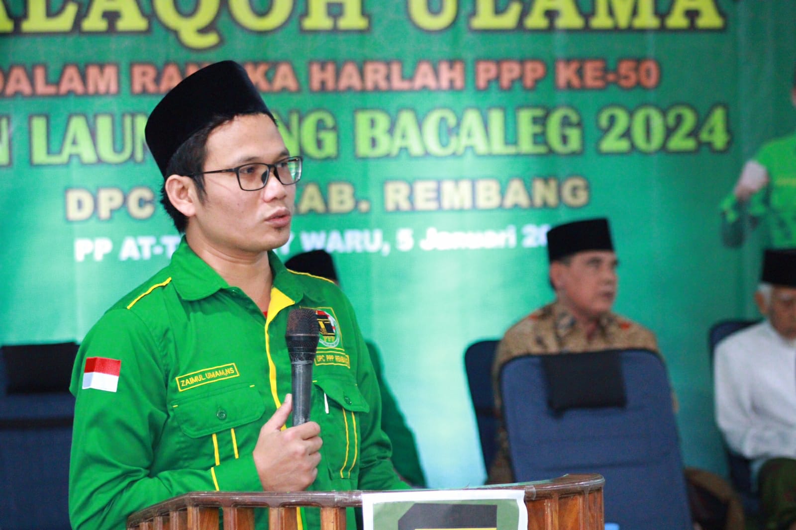 PRIHATIN :Ketua DPC PPP Rembang Jawa Tengah yang juga adik dari KH Bahaudin Nursalim atau Gus Baha memberikan komentar atas hasil pengumuman Pemilu 2024 secara nasional. (VACHRI RINALDY L/RADAR KUDUS)