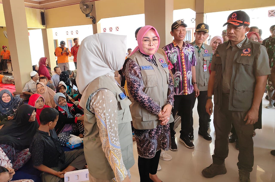 TINJAU PENGUNSI: Kepala BNPB Letjend TNI Suharyanto meninjau lokasi penampungan korban banjir dan menyerahkan bantuan di  Desa Getasrejo, Grobogan.