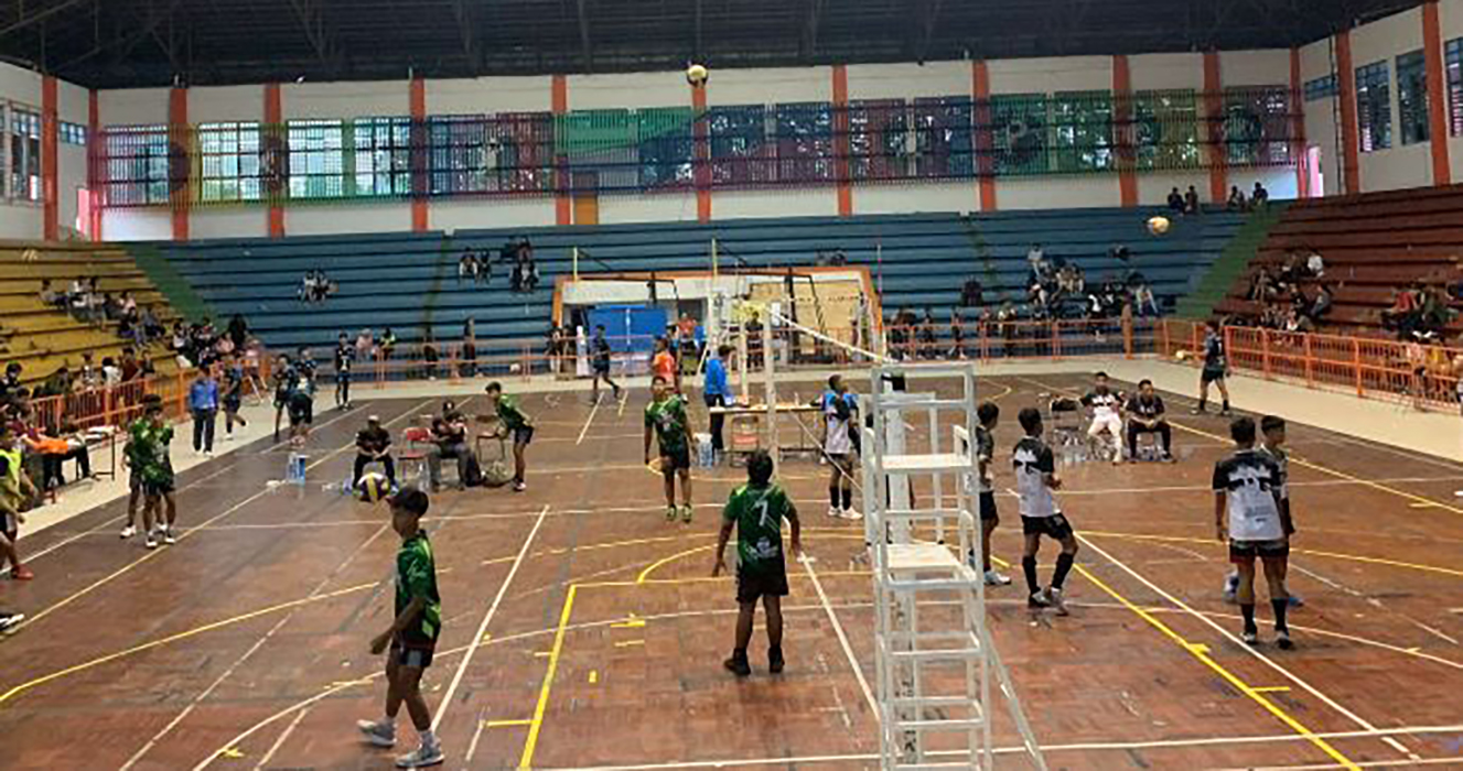 BERTANDING: Atlet voli bersiap di kejuaraan popda 2024 di GOR Pesantenan Pati belum lama ini.