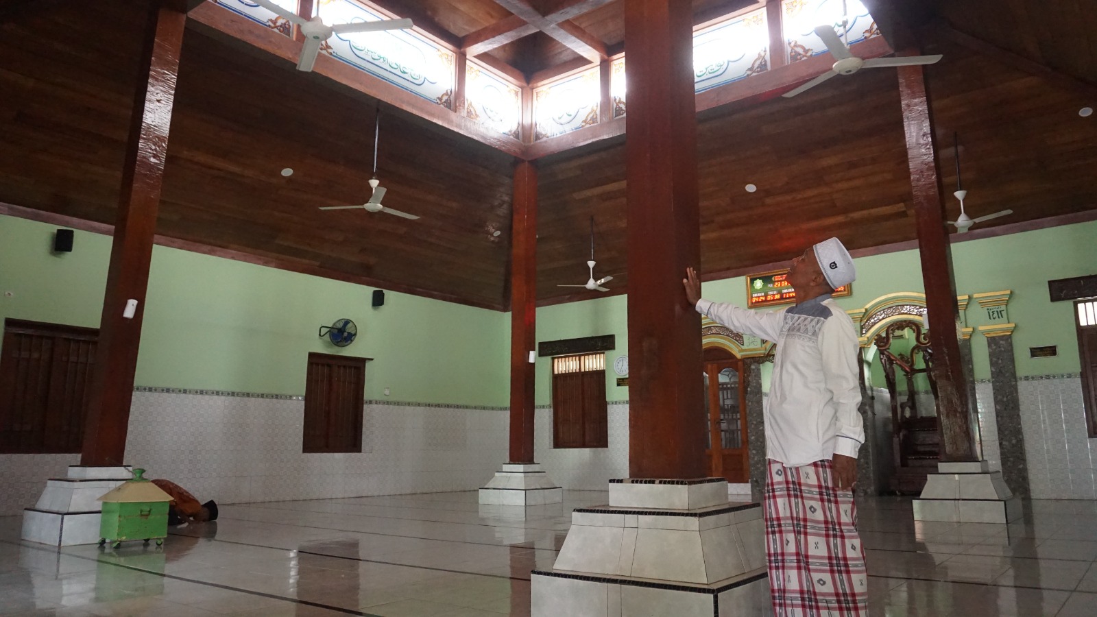 KUNO : Bagian dalam Masjid Gambiran masih asli saat direnovai tahun 1885 oleh Bupati Pati pada masa itu. (ACHMAD ULIL ALBAB/RADAR KUDUS)