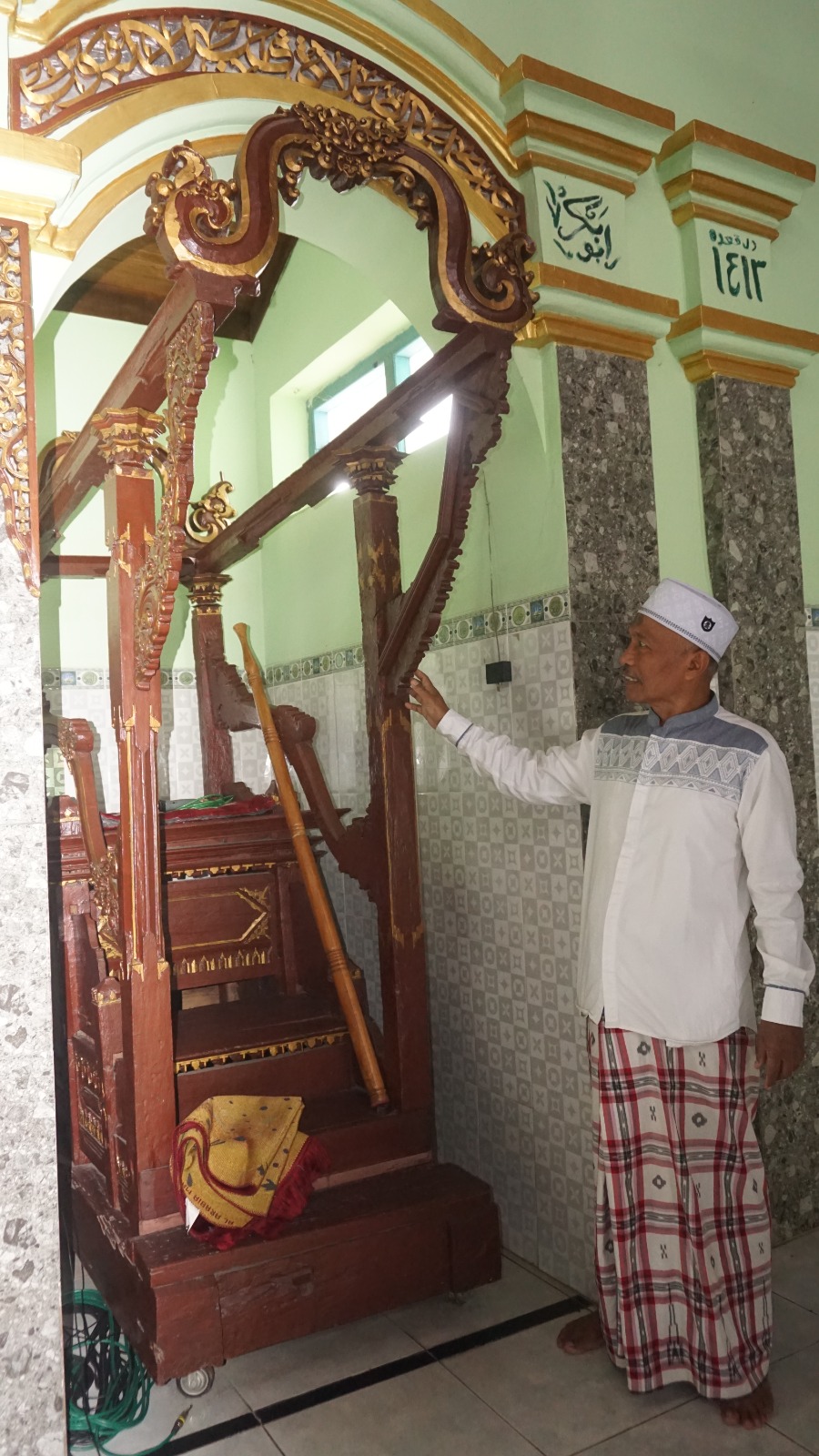 Mimbar kuno di Masjid Gambiran diperkirakan peninggalan saat masjid ini direnovasi pada tahun 1885. (ACHMAD ULIL ALBAB/RADAR KUDUS)