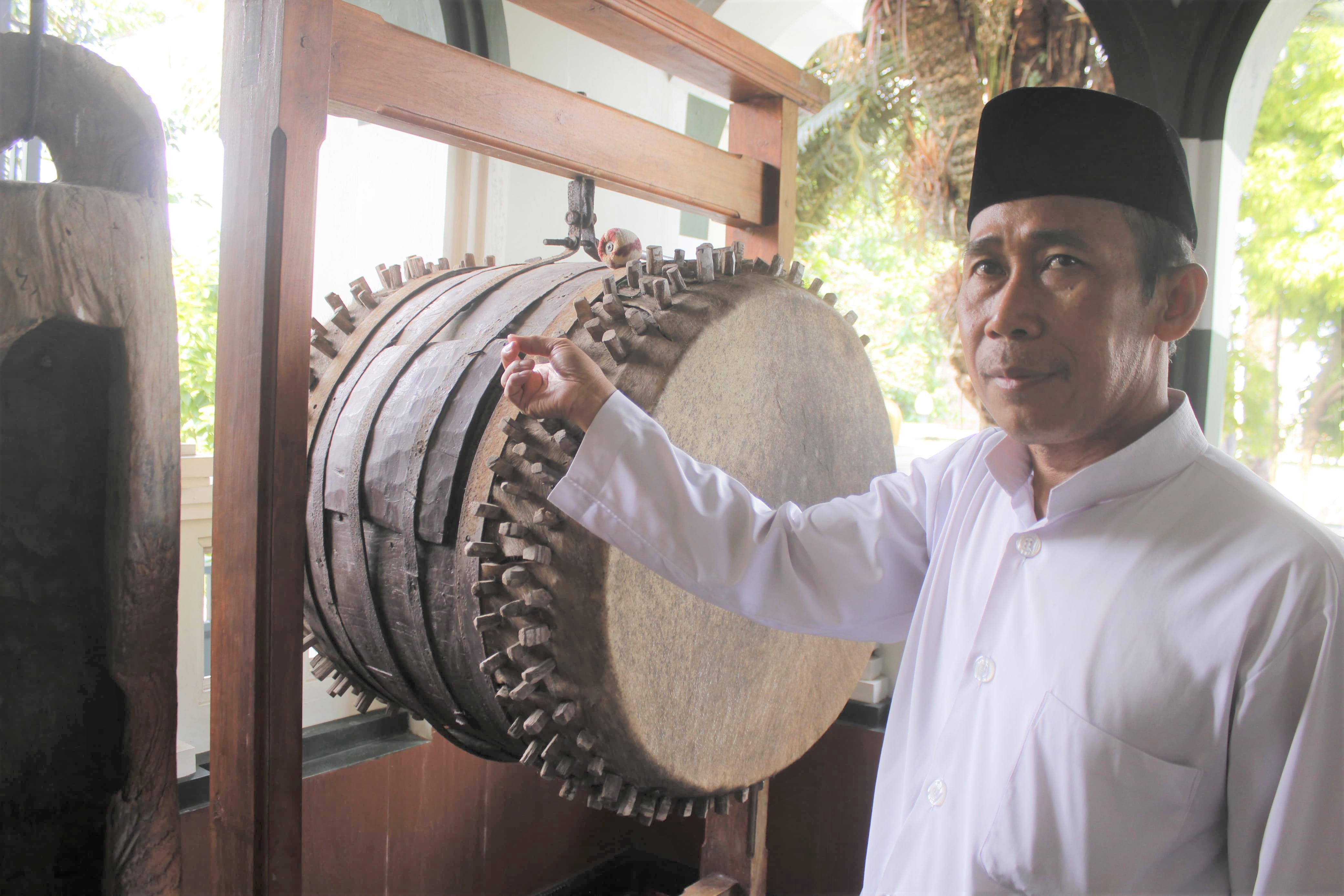 JEJAK : Sebuah beduk di Masjid Wali Joko Zainal Arifin yang konon dulunya suara tabuhannya terdengar hingga Demak. (ARIKA KHOIRIYA/RADAR KUDUS)