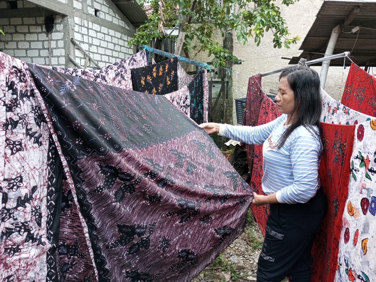BERKAH : Di bulan Ramadan pesanan batik tulis Bakaran Juwana untuk sarung meningkat tajam di banding hari biasanya. (ACHMAD ULIL ALBAB/RADAR KUDUS)