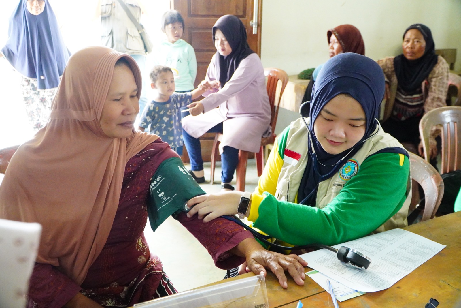 Masyarakat Desa Sinoman Kecamatan Pati Kota memanfaatkan layanan pengobatan gratis oleh RS Mitra Bangsa Pati, Senin (25/3). (RS MITRA BANGSA UNTUK RADAR KUDUS)