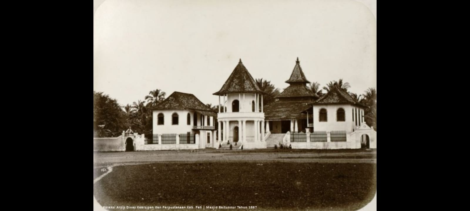 AWAL : Bangunan Masjid Agung Pati difoto tahun 1867.