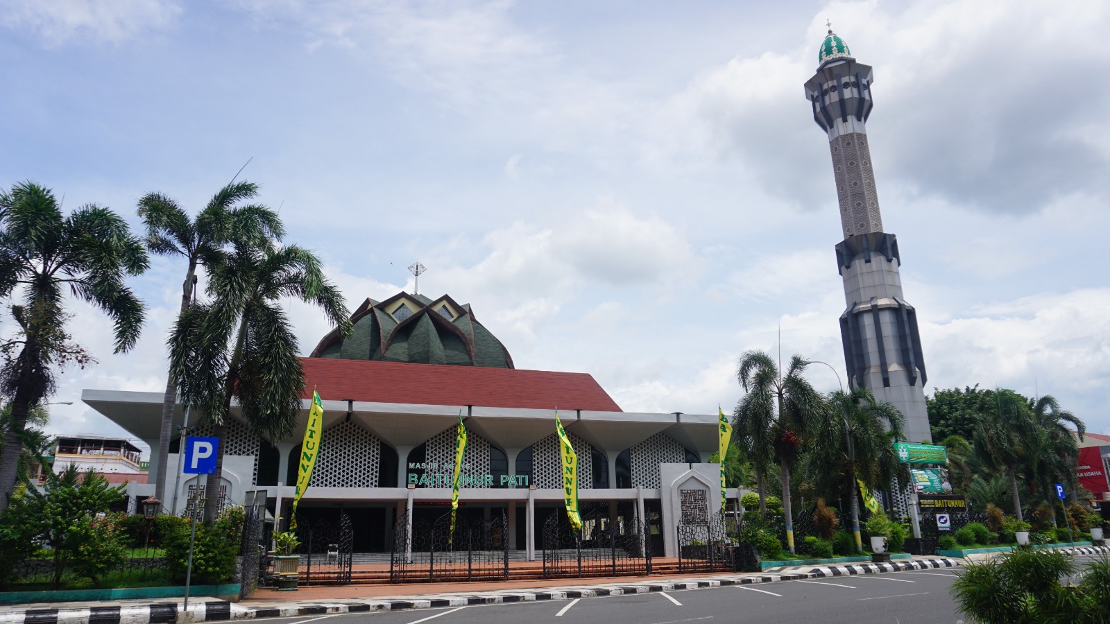 BARU : Foto Masjid Agung Pati terkini setelah direnovasi tahun 2021 dengan menambah kubah.