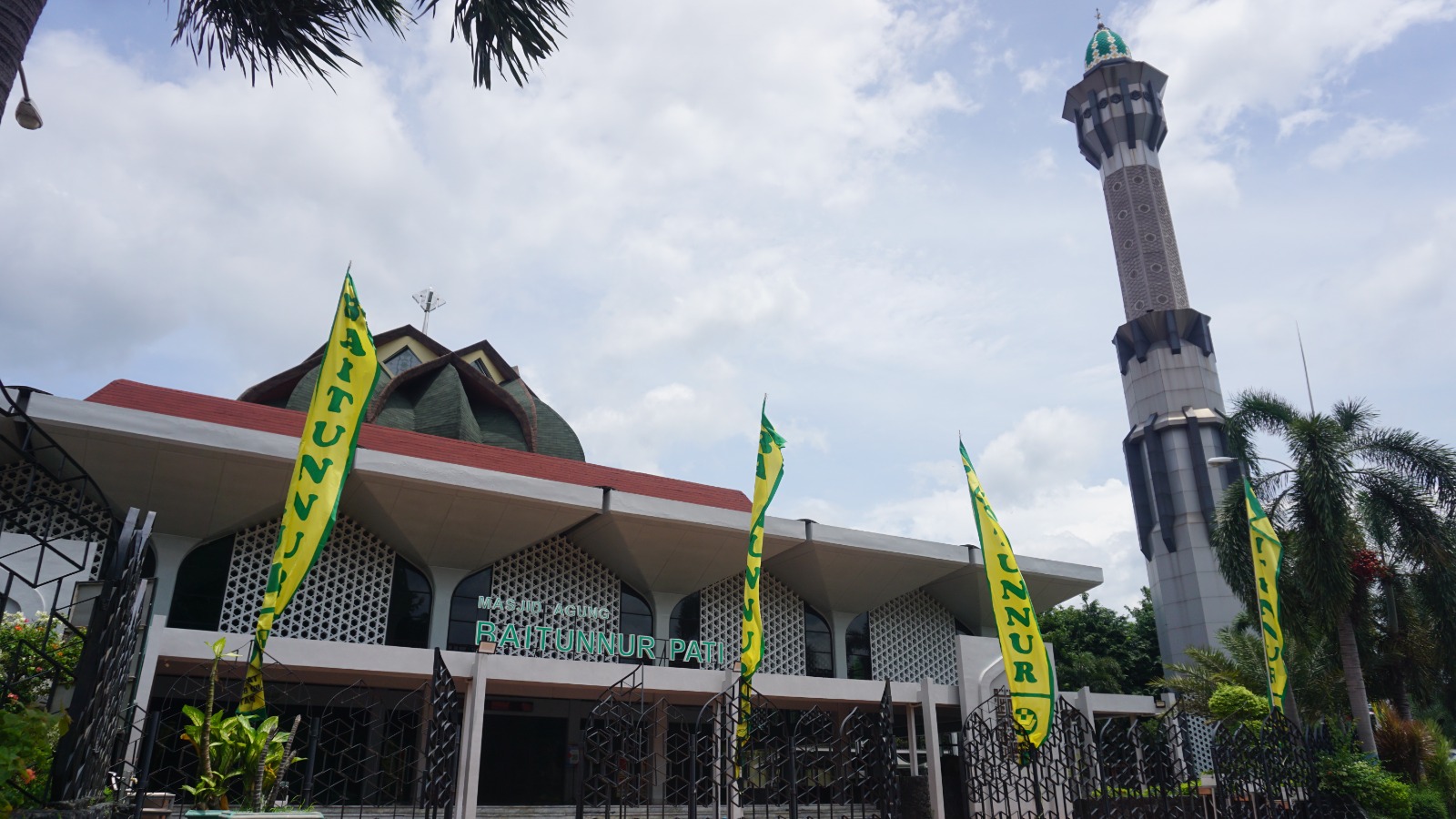 KINI : Masjid Agung Pati telah dibongkar total saat ini bentuknya jauh berbeda dari bangunan pertama tahun 1845. (ACHMAD ULIL ALBAB/RADAR KUDUS)