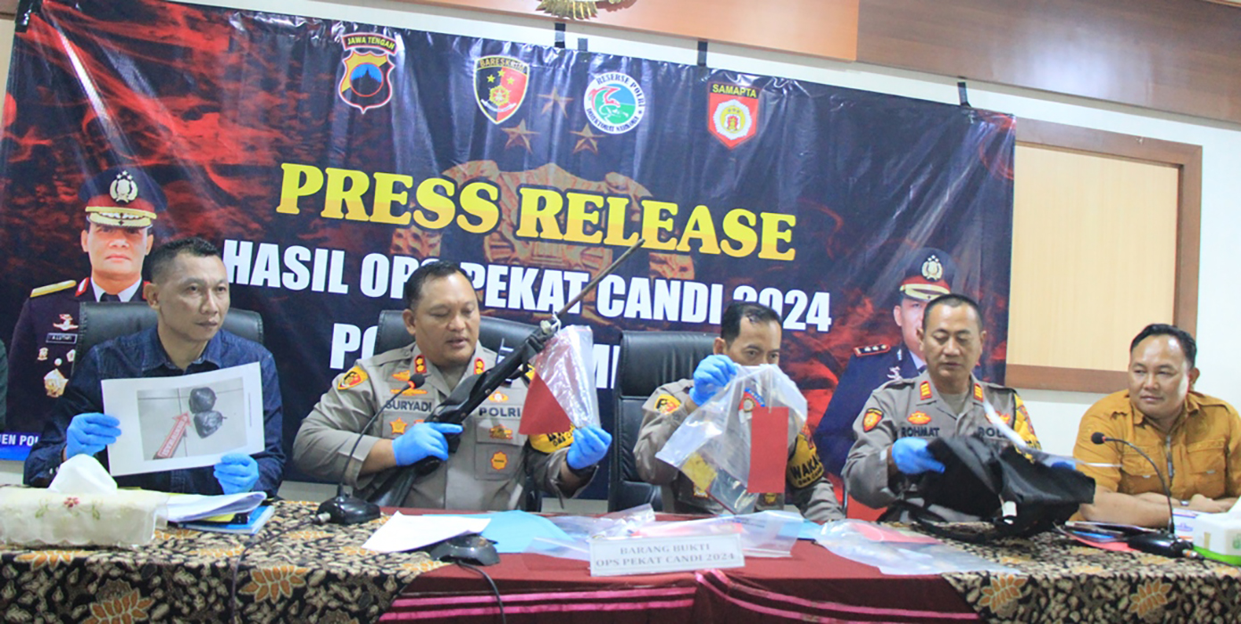 TUNJUKAN BARANG BUKTI: Kapolres Rembang menunjukkan senpi hasil pengembangan kasus tersangka pencurian kambing kemarin.(WISNU AJI/RADARPATI.ID)