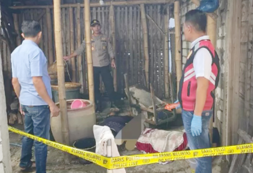 OLAH TKP: Kapolsek Rembang AKP Al Sutikna menyaksikan olah tempat kejadian perkara tewasnya bapak-anak di Desa Pulo, Rembang, Rabu (27/3).(DOK.RADARPATI.ID)
