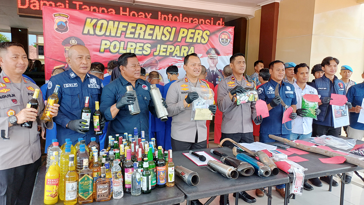 RILIS: Polres Jepara memperlihatkan sejumlah barang bukti dari hasil operasi Pekat selama 20 hari di halaman Mapolres Jepara kemarin.