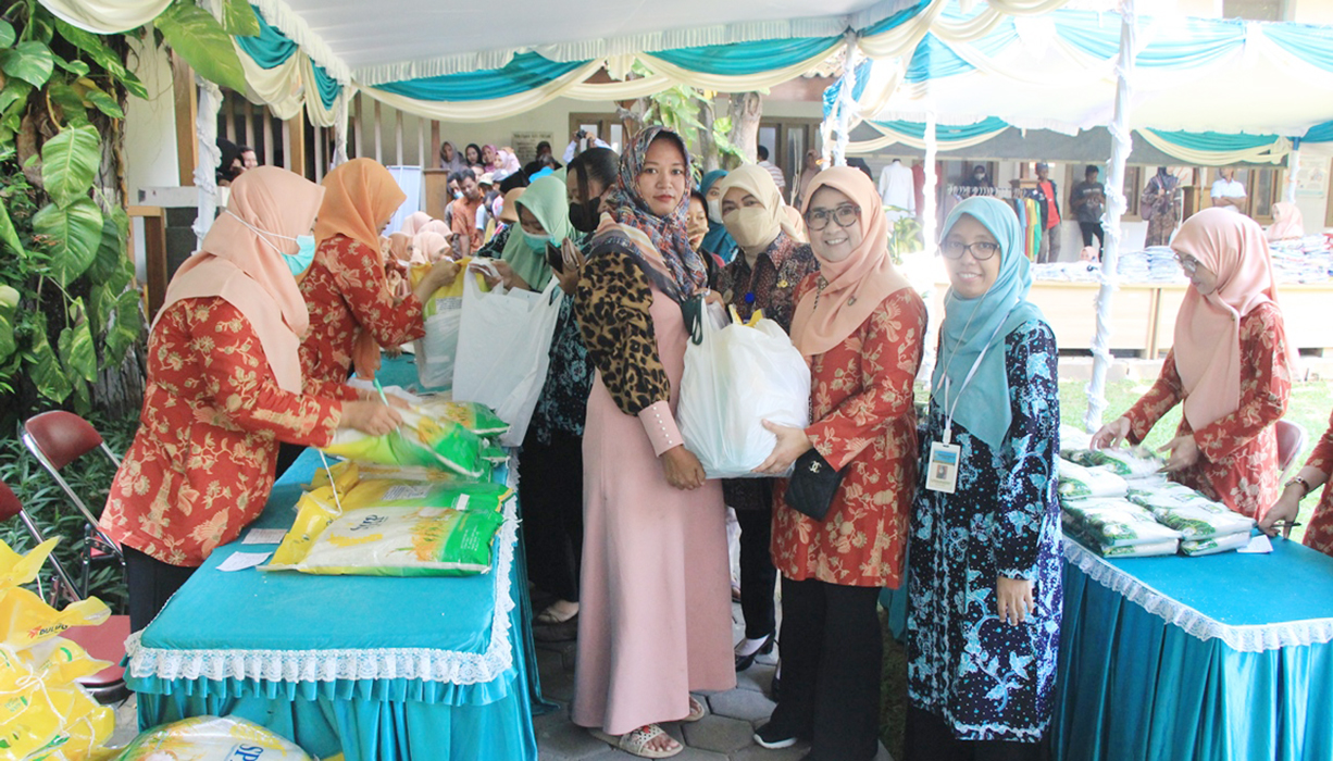 BERBAGAI: Sitta Chirana Agus Setyo Ketua organisasi Dharma Wanita Persatuan RSUD dr. R. Soetrasno Rembang menyerahkan paket sembako dalam bazar dan pasar murah Ramadan saat pembukaan.