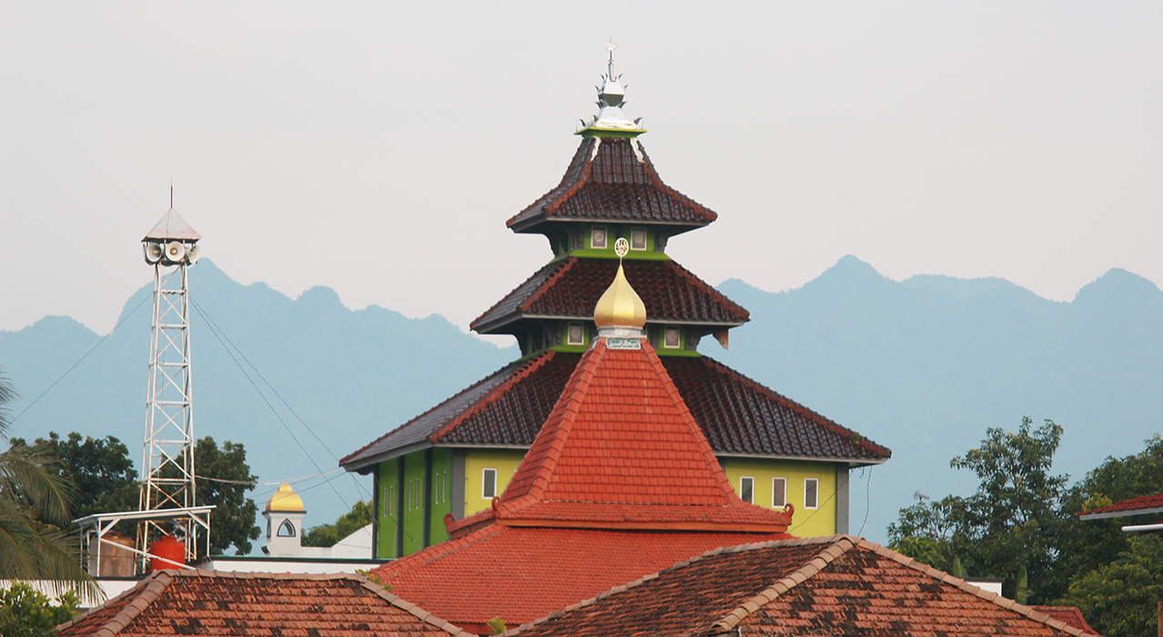 IKONIK: Penampakan atap Masjid Jamik Muhammad Arif Banjaran dengan latar belakang Gunung Muria.
