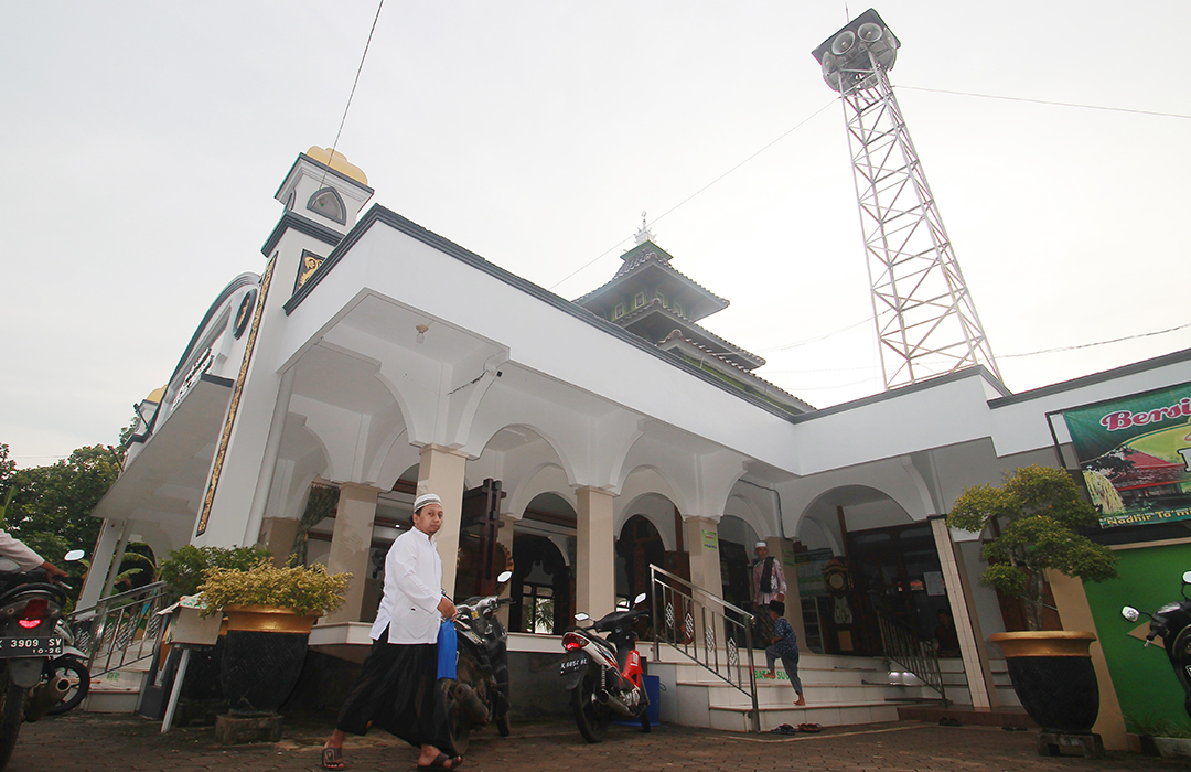 SAKSI SEJARAH: Seorang jamaah bersiap memasuki komplek Masjid Jami` Muhammad Arif.