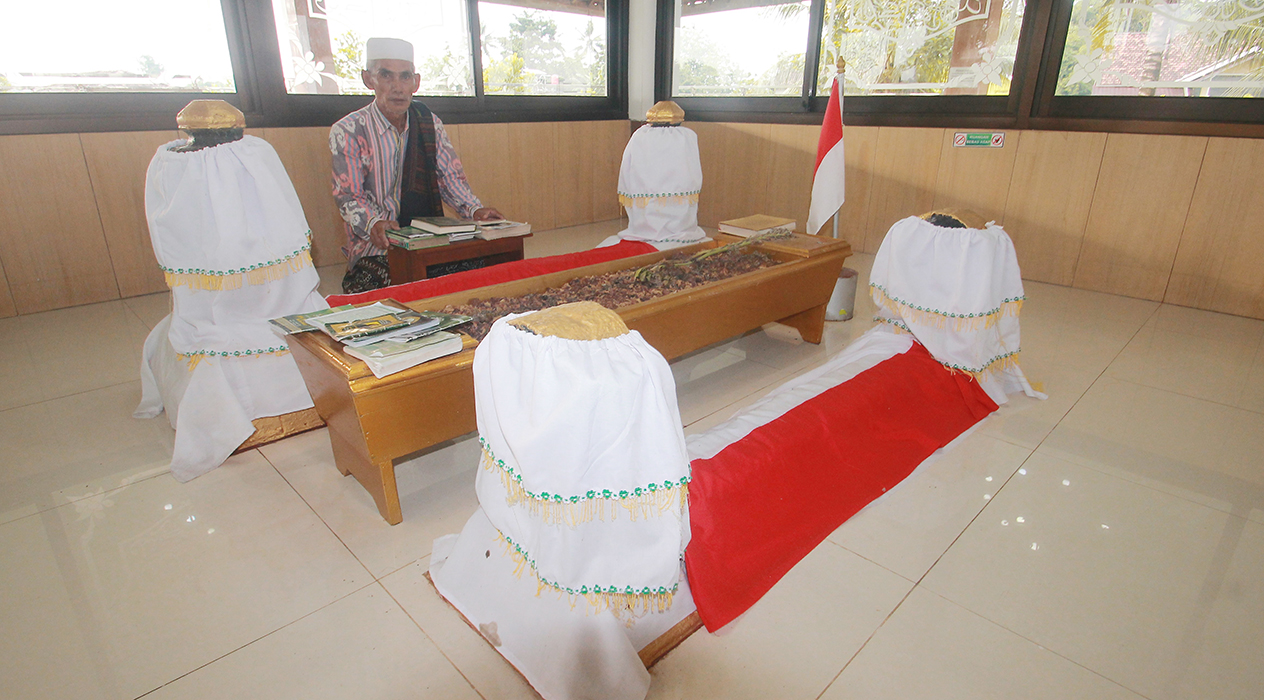 PEDOMAN: Seorang jamaah berziarah ke komplek makam Mbah Muhammad Arif yang berada di belakang Masjid Jamik Muhammad Arif Bangsri.