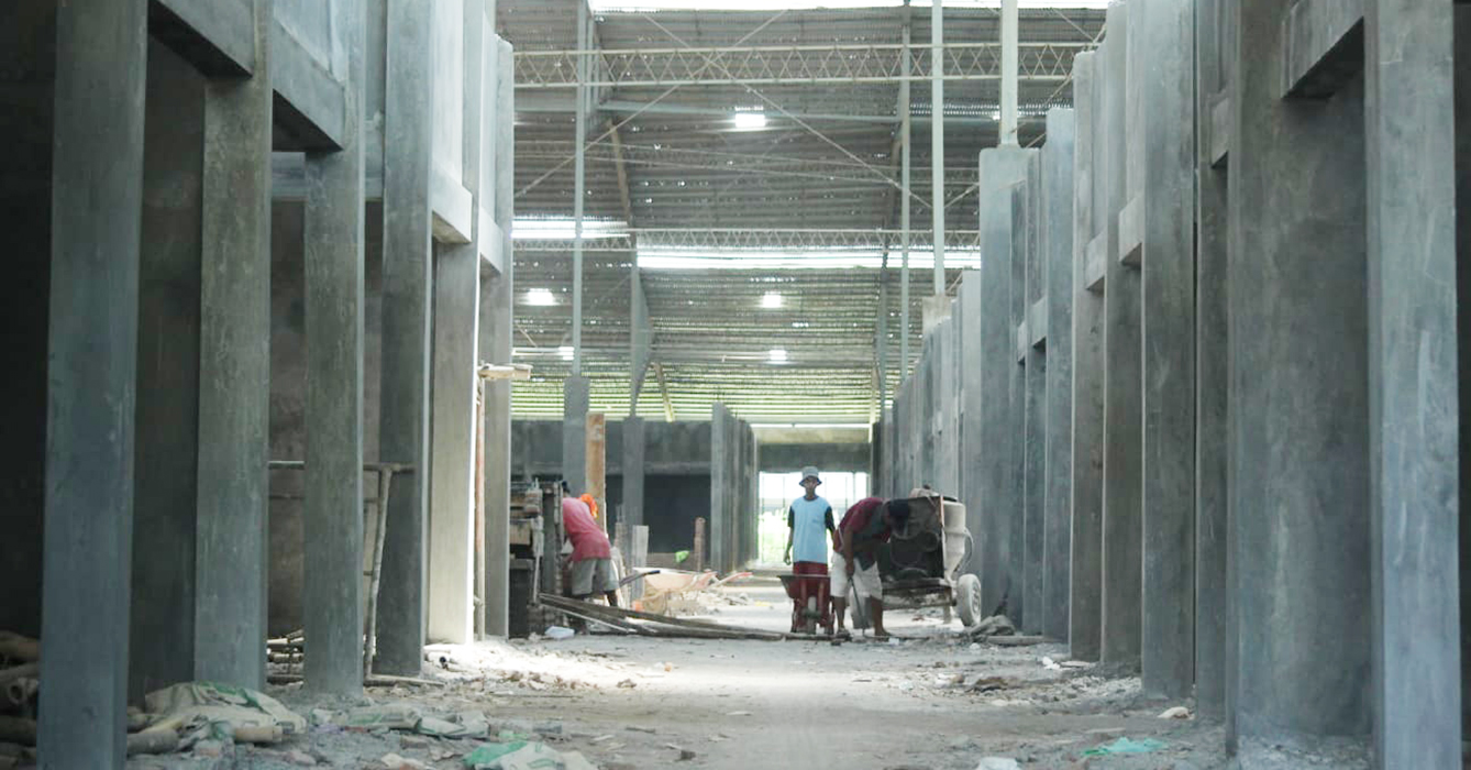 TERANCAM: Pekerja menyelesaikan pembangunan kios di dalam bangunan utama Pasar Bangsri baru tahun lalu.