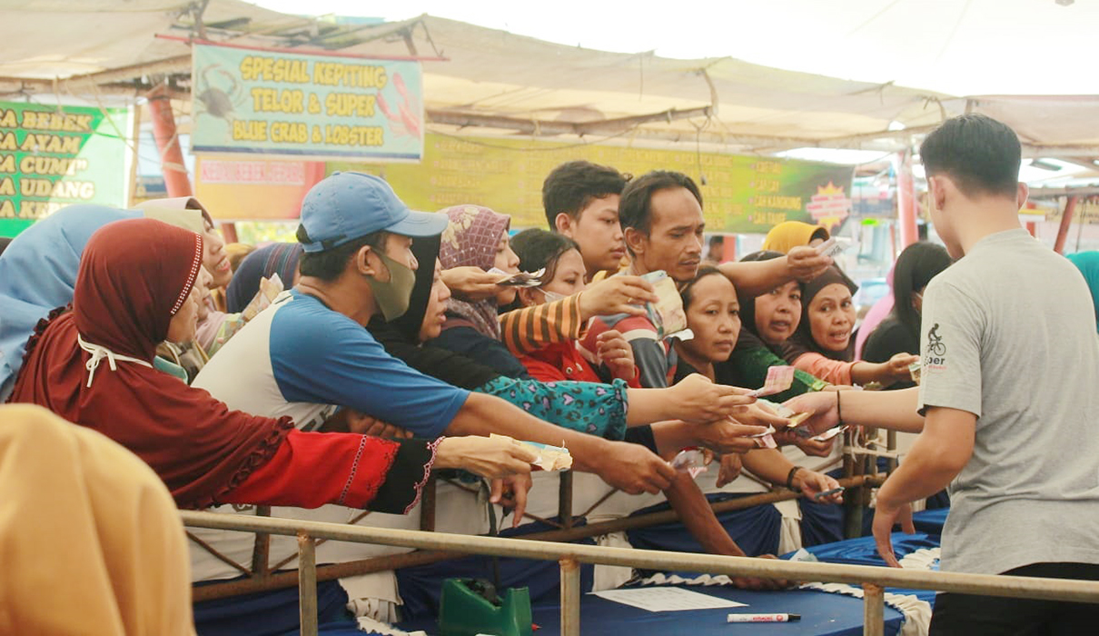 MERIAH: Warga saling berebut ingin dilayani dalam kegiatan pasar murah di SCJ belum lama ini.