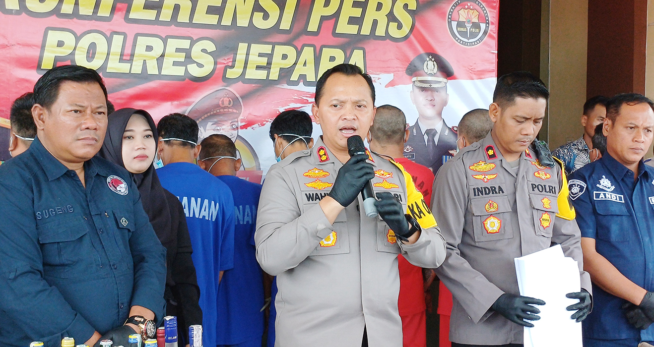 TEGAS: Kapolres Jepara AKBP Wahyu Nugroho Setyawan memberikan keterangan saat Konferensi Pers di Mapolres Jepara kemarin.