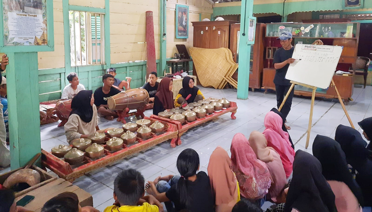 ASYIK: Anak-anak di Desa Bangowan berlatih gamelan mengisi waktu luang sambil menunggu berbuka puasa. (PRIO UNTUK RADARPATI.ID)