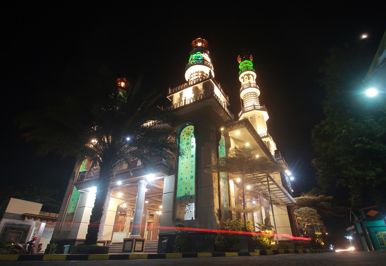 BERCAHAYA: Masyarakat melintas di ruas jalan dekat Masjid Almakmur Kriyan, Kecamatan Kalinyamatan, Jepara. (MOH. NUR SYAHRI MUHARROM/RADAR KUDUS)