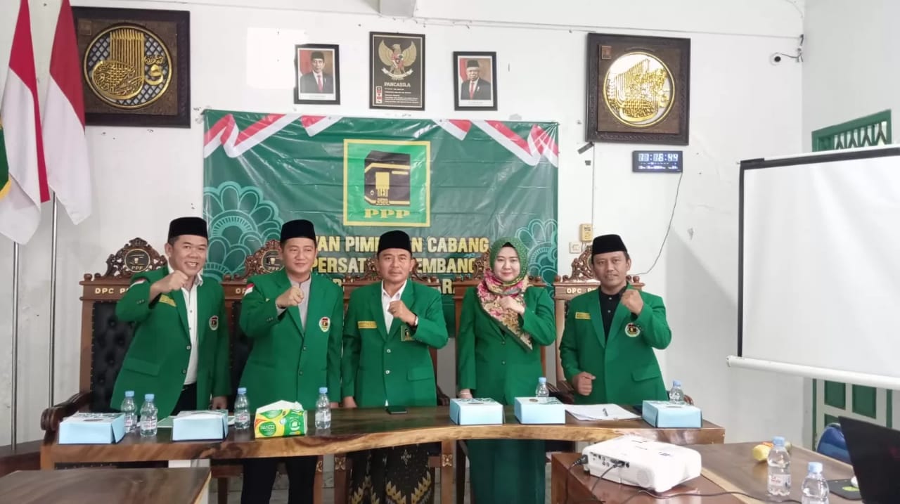 SIAP : Ketua DPC PPP Jepara Masykuri bersama jajaran pengurusnya kemarin, (4/4). (M. KHOIRUL ANWAR/RADAR KUDUS)