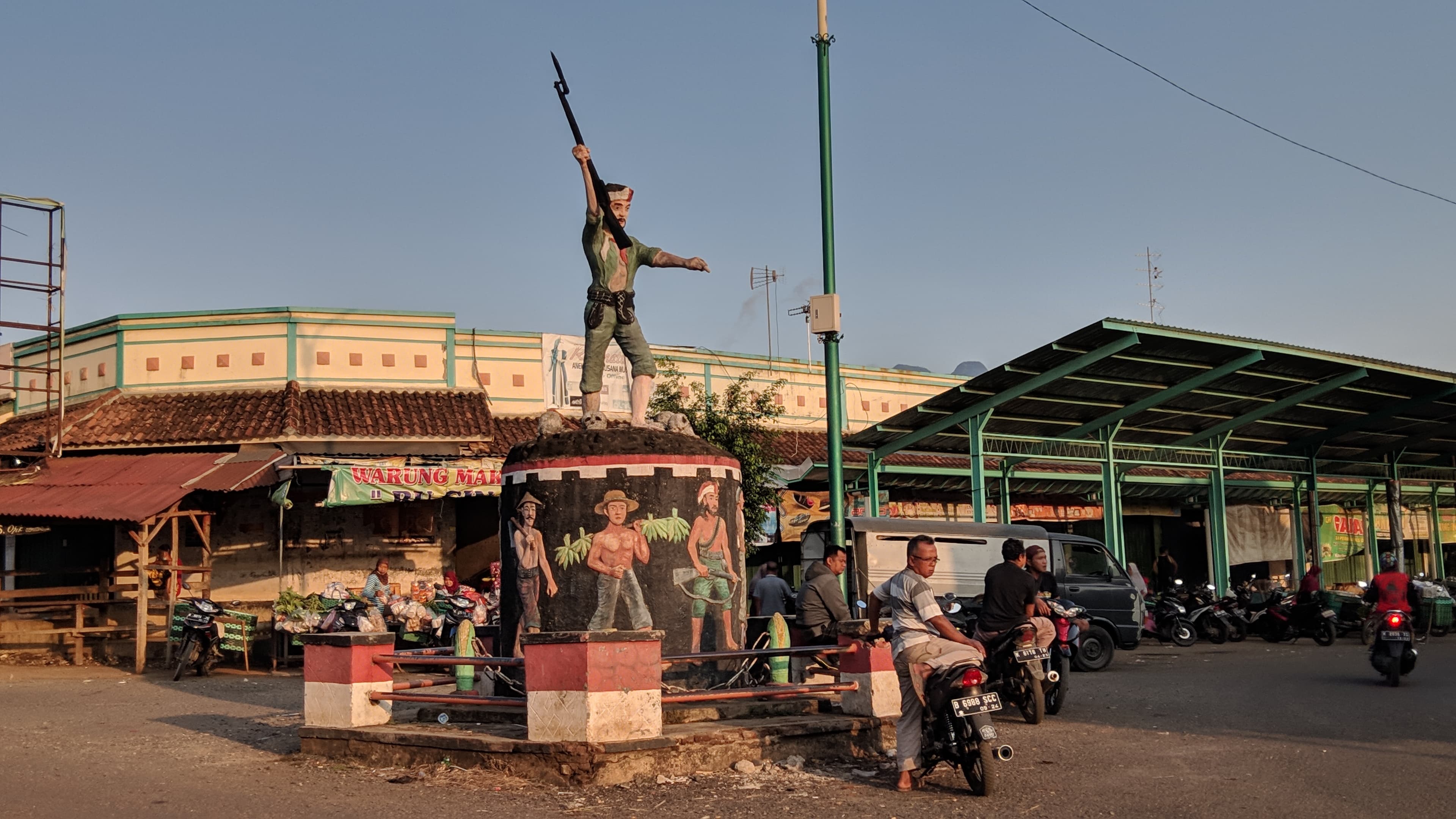 Monumen perjuangan di pertigaan Pasar Gembong dibangun untuk mengenang perjuangan di masa revolusi kemerdekaan.