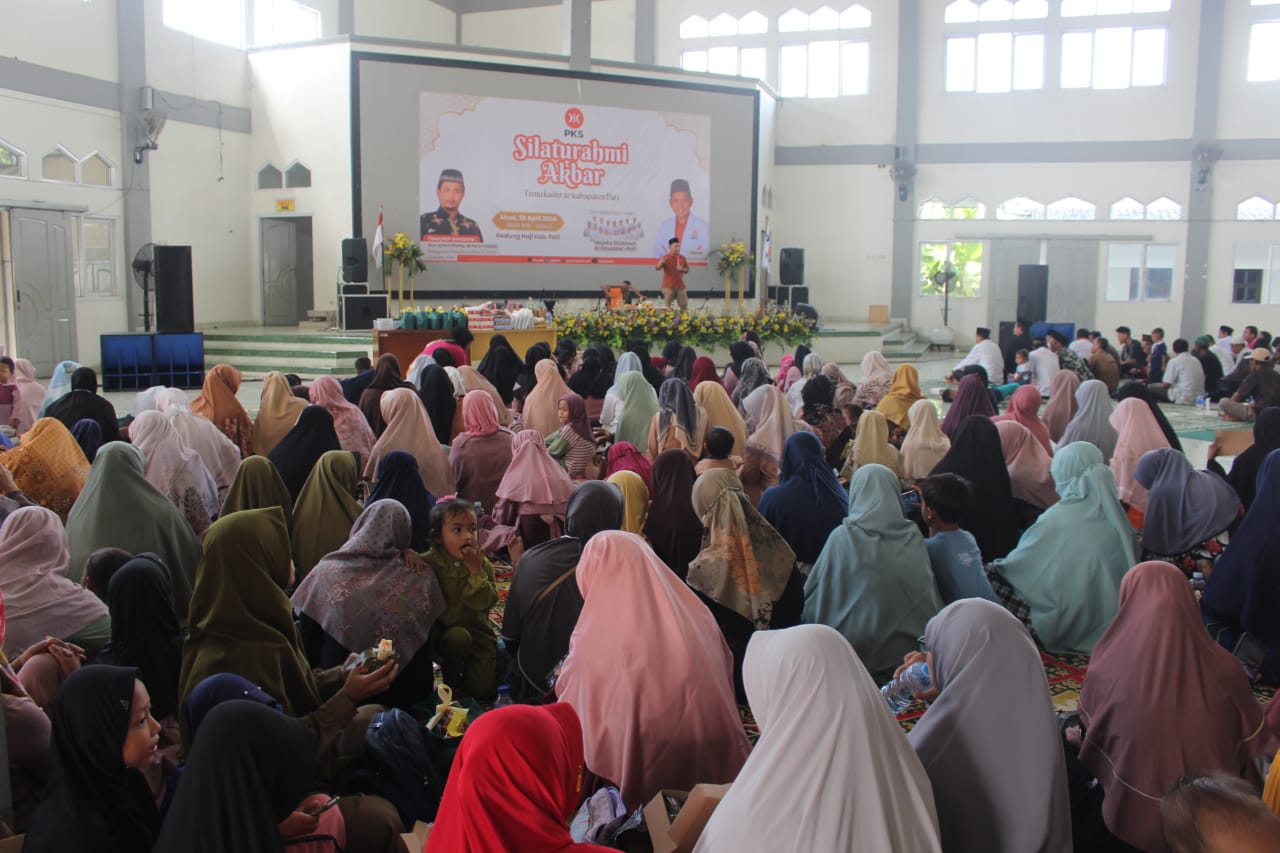 KOMPAK : Ribuan kader PKS Kabupaten Pati hadir dalam agenda silaturahmi akbar di Gedung Haji, Minggu (28/4).&nbsp;(ACHMAD ULIL ALBAB/RADAR KUDUS)