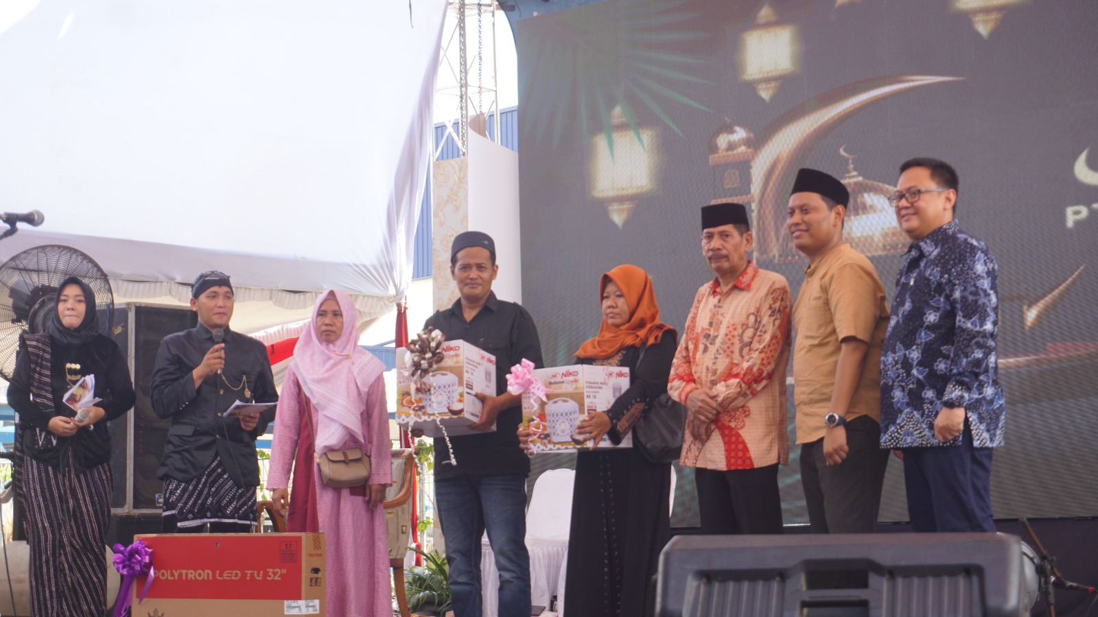SUKA CITA : Keseruan halalbihalal keluarga besar Garudafood akhir pekan kemarin (27/4), yang dihadiri ribuan karyawan. (ACHMAD ULIL ALBAB/RADAR KUDUS)