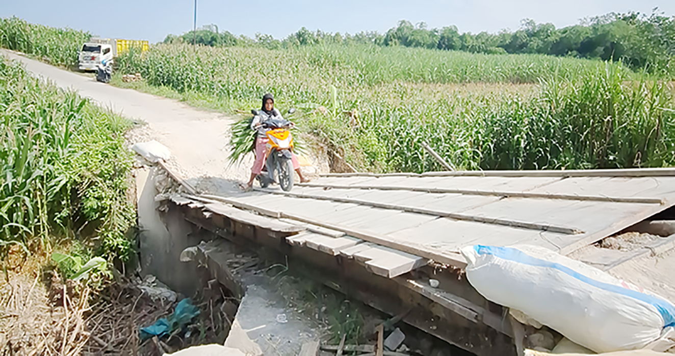 PRIHATIN: Warga Desa Suwatu kesulitan saat melewati jembatan di Dusun Bugel kemarin.