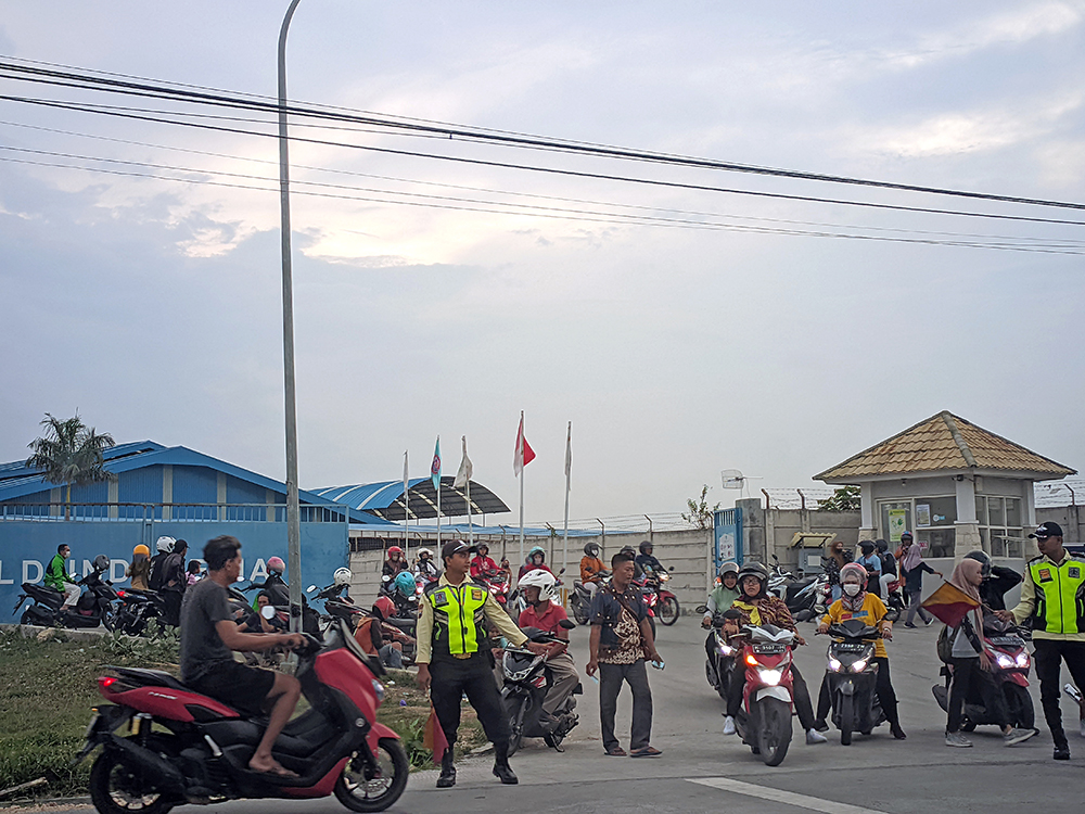 BUDALAN: Karyawan pabrik sepatu di Jalan Rembang-Pamotan, Desa Sridadi, Rembang Kora, pulang dari kerja.