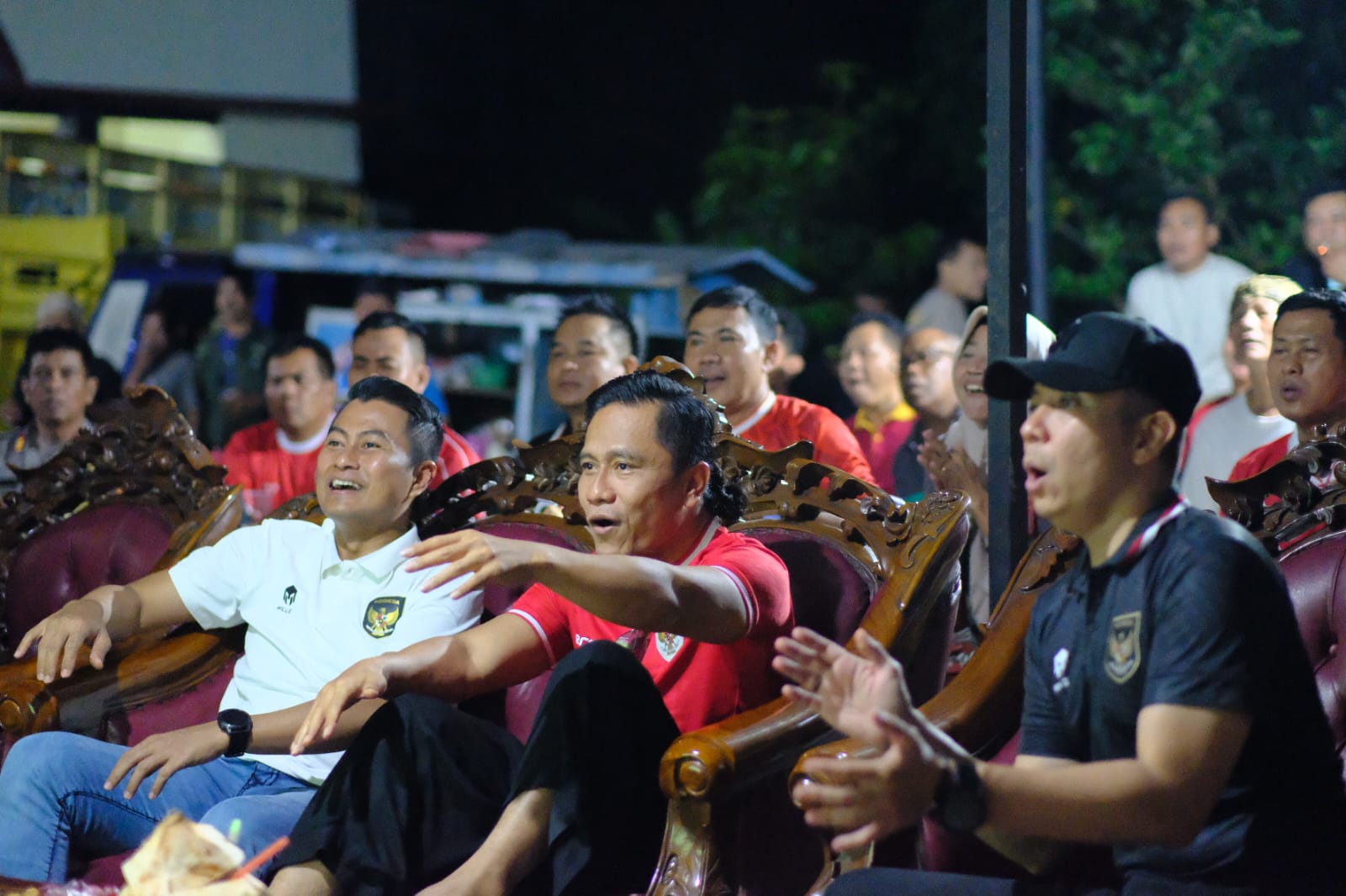 NONTON BARENG: Kapolres Grobogan AKBP Dedy Anung Kurniawan bersama Gus Miftah nobar Garuda Muda Indonesia di halaman Mapolsek Geyer, kemarin.