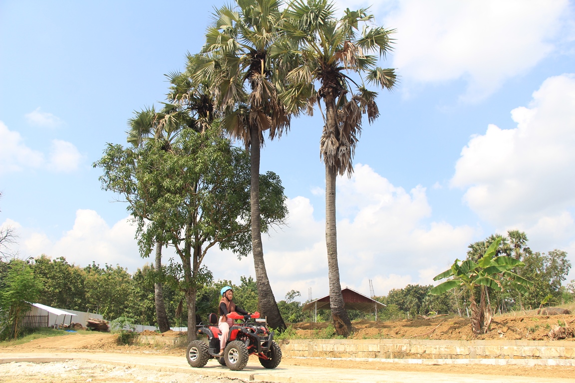 IKONIK: Pengunjung menikmati pemandangan Puri Berlian Park Enjoy dengan naik motor ATV, Kamis (9/5). (WISNU AJI/RADAR KUDUS)