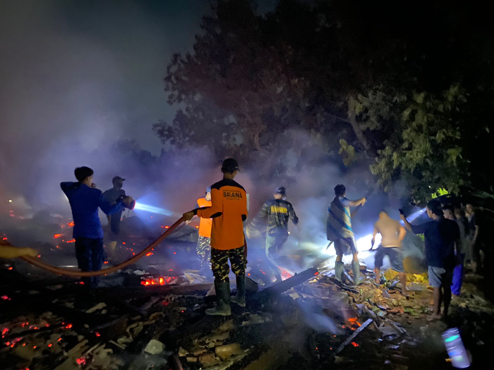 SEMPROT API: Tim pemadam kebakaran melakukan upaya menjinakkan api yang melalap empat rumah warga di Desa Godo, Kecamatan Winong, Pati, kemarin malam.  &nbsp;