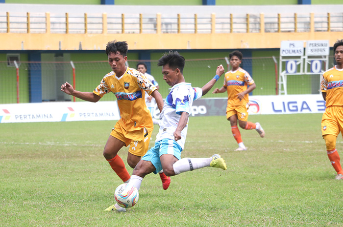 TUAN RUMAH : Gelandang Persiku Yahya akan melesakkan tendengan saat melawan PS Polmas pada babak 80 besar di Stadion Wergu Wetan baru-baru ini.