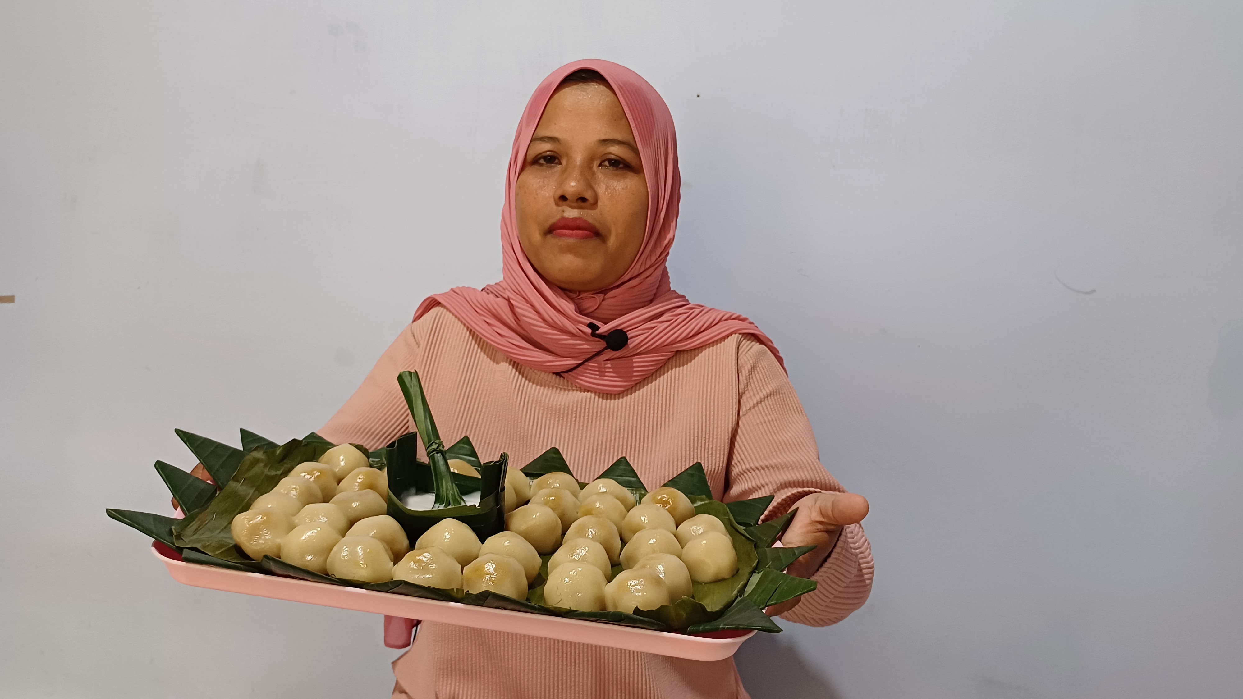 READY: Seorang warga Tegalsambi, Tahunan, memperlihatkan hasil Kintelan yang ia buat. (NIBROS HASSANI/JAWA POS RADAR KUDUS)