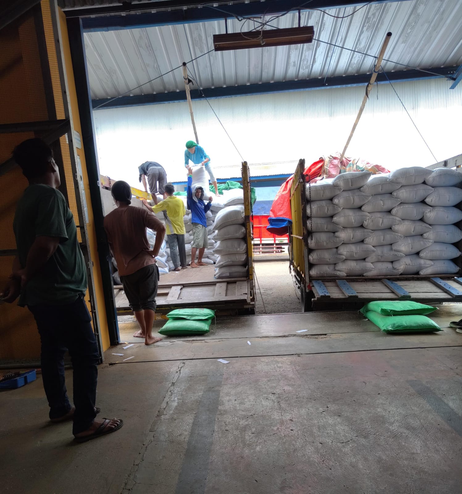 ANGKUT : Beras hasil proses dari mitra Bulog Pati diturunkan ke gudang. (BULOG PATI)