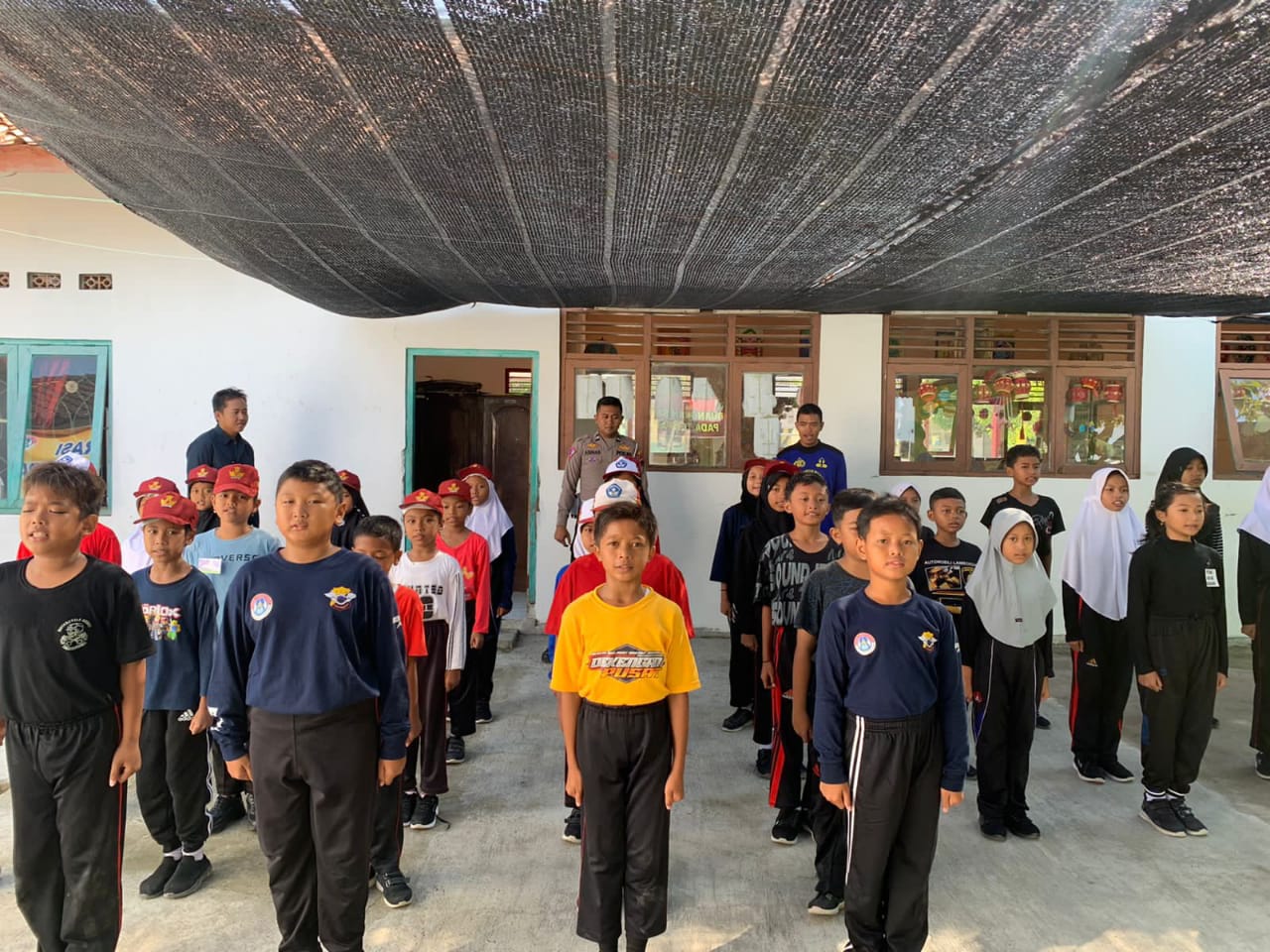 DILATIH: Anggota Satlantas Polres Grobogan saat memberikan pelatihan ke polisi cilik (Pocil) SDN 1 Kuripan Kecamatan Purwodadi.