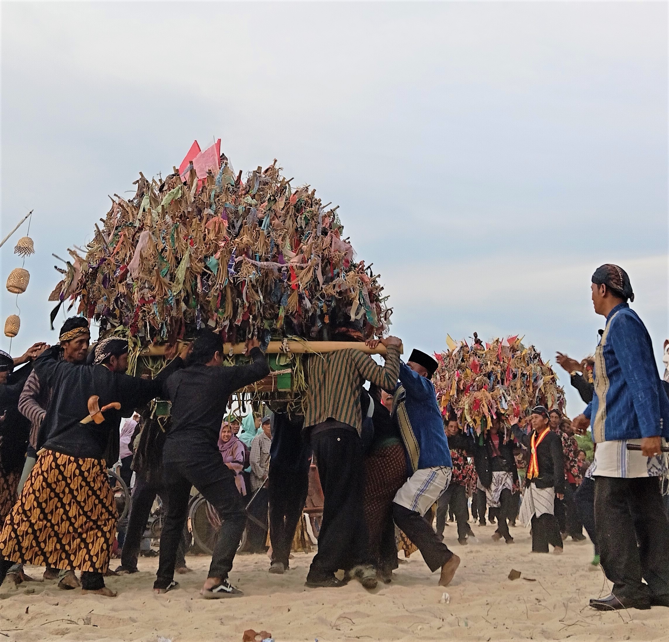 MERIAH: Tradisi Jembul Banyumanis ditampilkan pada Festival Kebudayaan di Pantai Tirta Samudra, Bandengan. (M. KHOIRUL ANWAR/RADAR KUDUS)