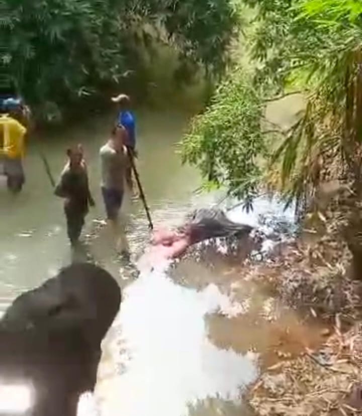 GEGER: Mayat berjenis kelamin perempuan ditemukan di Sungai Wulan, Desa Pringtulis, Nalumsari, Jepara Senin (13/5). (WARGANET UNTUK RADAR PATI)