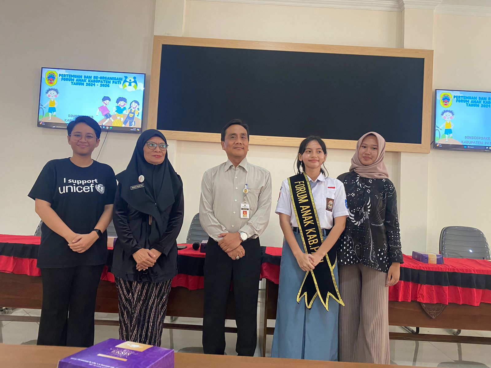 MUDA : Olivia Maharani (mengenakan seragam putih abu-abu) saat terpilih menjadi Ketua Forum Anak Kabupaten Pati. (OLIV UNTUK RADAR KUDUS)