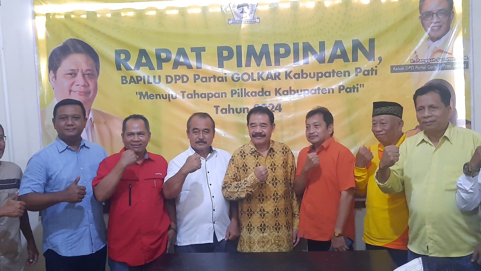 &nbsp;MANTAP: Slamet Warsito yang akrab disapa Pak Mamik mendaftar ke Partai Golkar siang kemarin. (ACHMAD ULIL ALBAB/RADAR KUDUS)