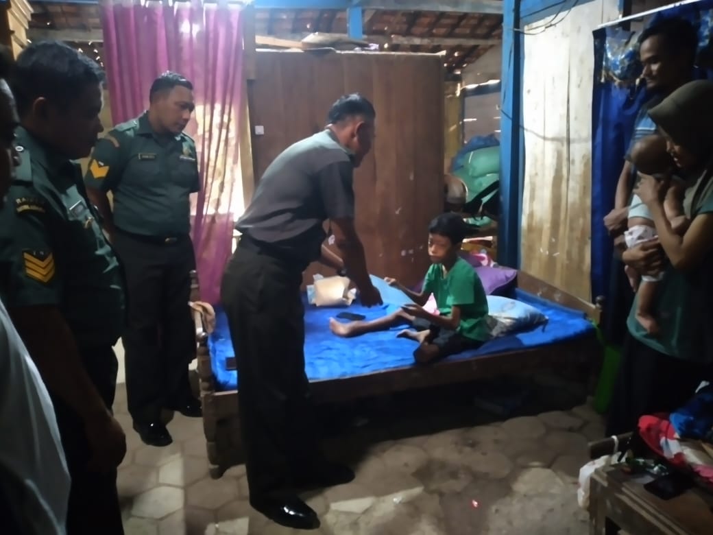 AKSI SOSIAL: Koramil 12/Gabus memberikan tali asih ke warga yang mengalami sakit akut di Dusun Banjarbangi Desa Pandanharum Kecamatan Gabus. (PENDIM 0717/GROBOGAN UNTUK RADAR KUDUS)   &nbsp;