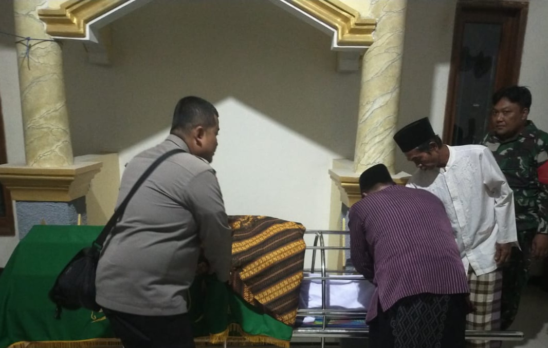 USAI DISUCIKAN: Jenazah korban tenggelam di Sungai Tuntang disalatkan Senin (13/5) malam. (DOKUMENTASI UNTUK RADAR KUDUS)