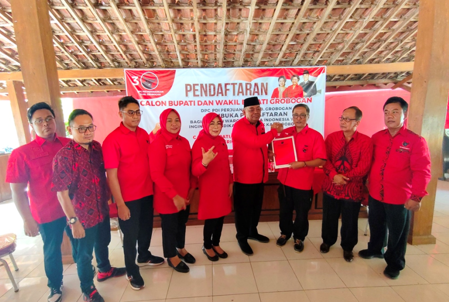 DAFTAR BACABUP: Setyohadi, ketua Bappilu PDI P Grobogan mengambil formulir pendaftaran bacabup di kantor DPC PDIP, DPC Gerindra dan Demokrat Grobogan kemarin. (SIROJUL MUNIR/RADAR KUDUS)