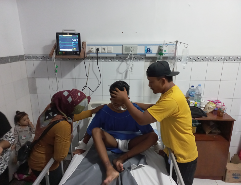 TERBARING LEMAS: DZP korban pengeroyokan gerombolan remaja pada Sabtu (4/5) baru siuman kemarin. (FIKRI THOHARUDIN/RADAR KUDUS)